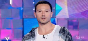 La fuga di Giuseppe Giofrè da Amici 2024: un bacio innocente scatena il caos tra il pubblico e…