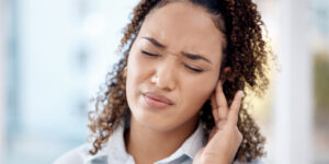 Cause e soluzioni per le orecchie tappate: perché si verificano e come risolverle