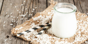 I benefici e le controindicazioni del latte di riso: l’alimento vegano perfetto