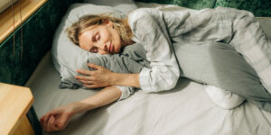 Difficoltà nel risveglio: l’influenza dell’inerzia del sonno su alcune persone