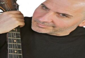 Chi è Marco Armani, il cantautore italiano che ha debuttato in tv e ha sfiorato la vittoria al Festival di Sanremo