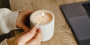 Come la pratica della meditazione trataka con una candela può aiutarti a calmare la tua mente