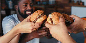 Gli onnivori sociali: chi sono e perché scelgono di mangiare carne solo al di fuori casa