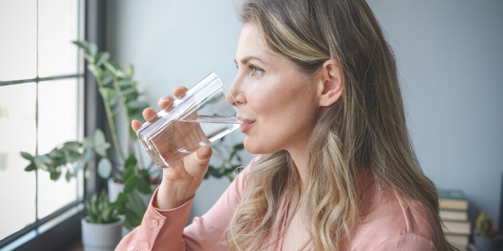 7 motivi per cui avere sempre sete può essere sintomo di problemi di salute.