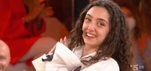 Durante un evento a Milano, l'ex allieva di Amici Sissi si è sentita male, richiedendo l'aiuto degli...