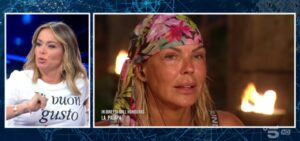 Matilde Brandi cade durante la diretta dell’Isola dei Famosi: Bruganelli scherza con lei e la rassicura “Non ce l’ho con te, tranquilla!”