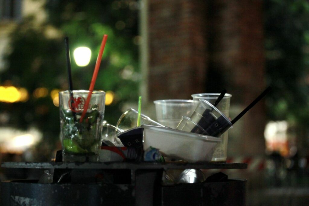 Stop alla vendita di bevande in vetro e lattine durante la movida a Milano a partire da domani