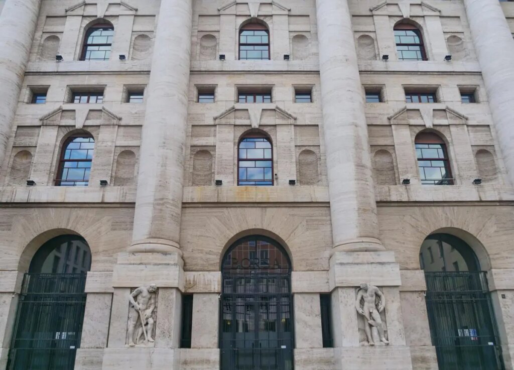 Chiusura in lieve calo per Piazza Affari, Ftse Mib -0,03%