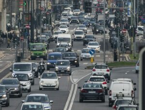 A Milano, il traffico automobilistico per le strade è sempre più intenso, con una crescente presenza...