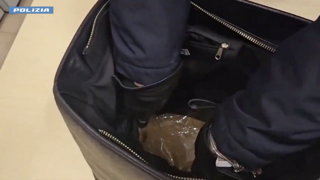 La Polizia di Stato a Milano ha arrestato quattro cittadini peruviani di età compresa tra i 18 e i...