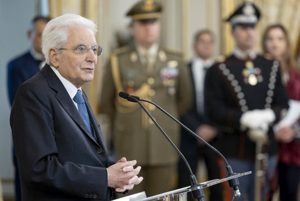 Il presidente della Repubblica, Sergio Mattarella, durante l'incontro al Quirinale con una...