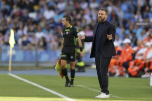 Il tecnico italiano della Roma, Daniele De Rossi, si è mostrato agitato durante la partita di calcio...