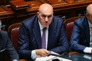 Guido Crosetto, Ministro della Difesa, ha partecipato alla sessione alla Camera dei Deputati per il...