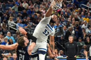 Il 9 gennaio 2024, a Orlando, Florida, USA, il giocatore dei Minnesota Timberwolves Karl-Anthony...