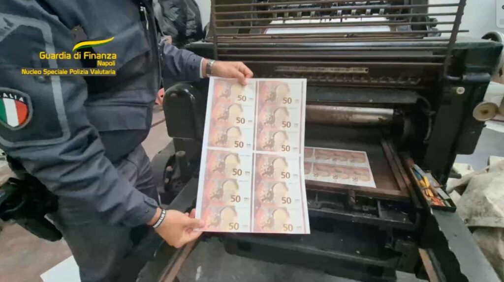 A Napoli scoperta banda di falsari: sette arresti