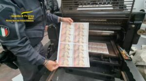 A Napoli scoperta banda di falsari: sette arresti