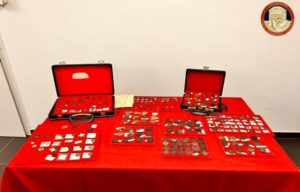 Donazione di antichi reperti e monete al Museo Archeologico di Reggio Calabria