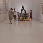 Milano: attivisti ambientalisti organizzano azione al Museo del Novecento
