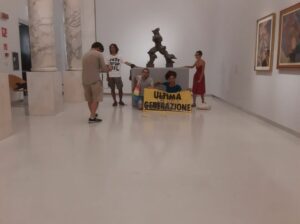 Milano: attivisti ambientalisti organizzano azione al Museo del Novecento