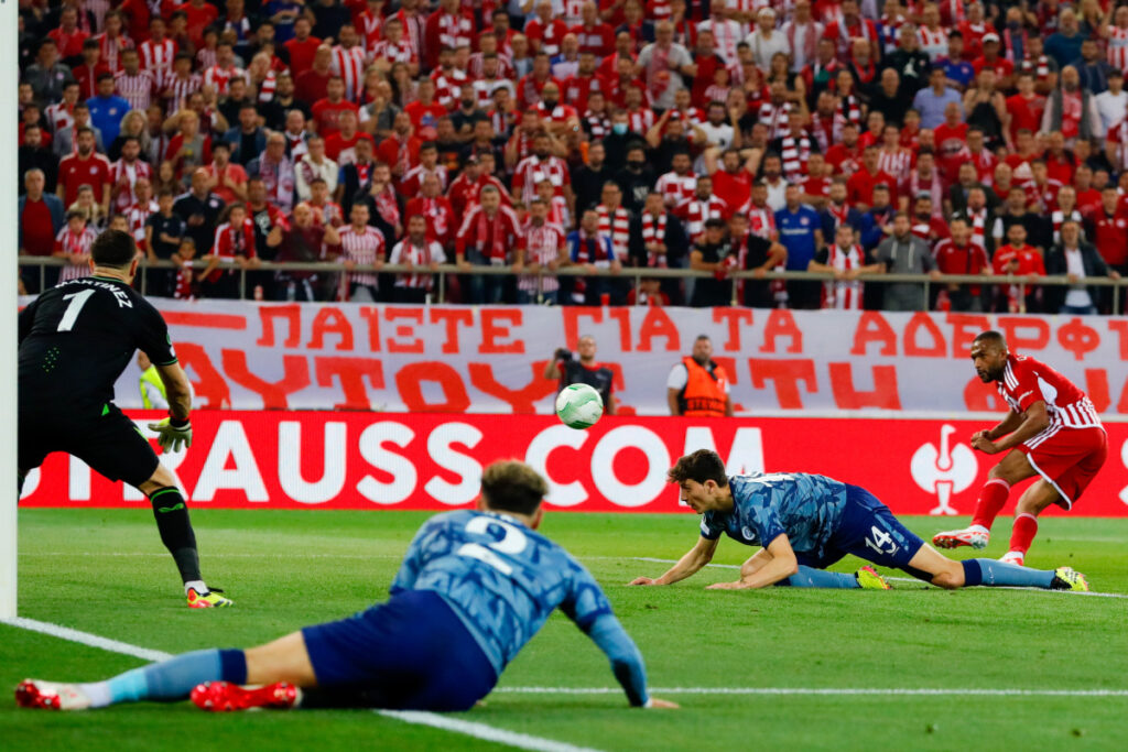 Ayoub El Kaabi dell'Olympiacos F.C. segna un gol durante la partita di ritorno delle semifinali...