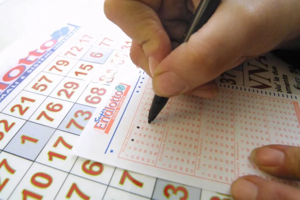 A Roma, l'estrazione del concorso SuperEnalotto ha portato alla luce la combinazione vincente di...