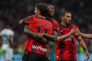 Christian Pulisic dell'AC Milan celebra dopo aver segnato un gol con Rafael Leao dell'AC Milan...