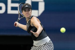 Elina Svitolina dell'Ucraina ritorna la palla durante il terzo turno contro Jessica Pegula degli...