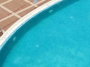 Un bambino italiano di 6 anni cade accidentalmente in piscina a Malta: le sue condizioni sono serie