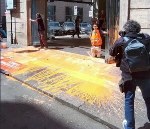 Blitz di protesta di Ultima Generazione a Roma, in via del Corso. Sette attivisti della campagna...