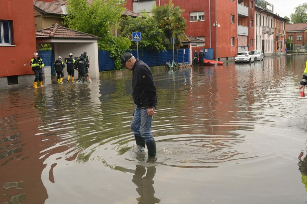 Milano sotto l’acqua: il Lambro esonda causa le forti piogge