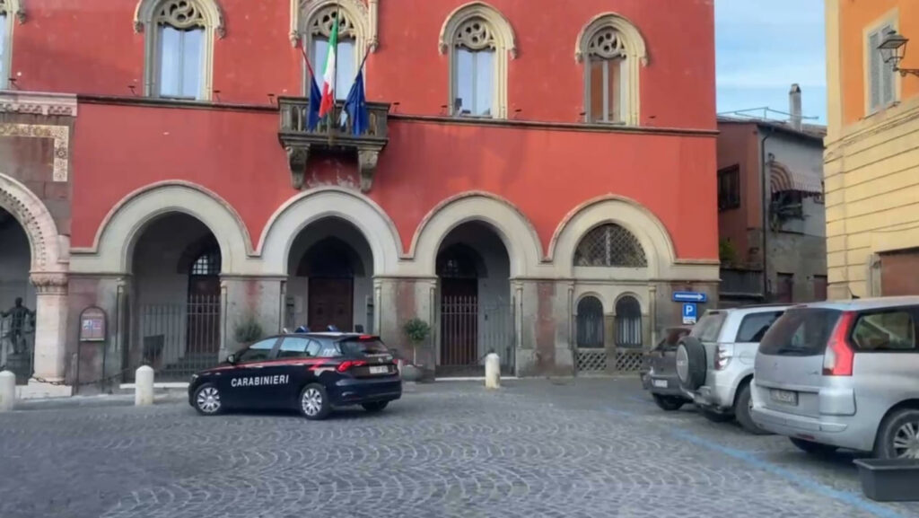 Funzionario comunale di Campagnano arrestato per favorire sesso in cambio di aiuti economici
