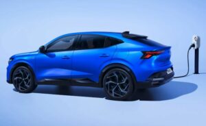 Renault ha presentato la versione ad alte prestazioni di Rafale, la E-Tech 4x4 da 300 cv che...