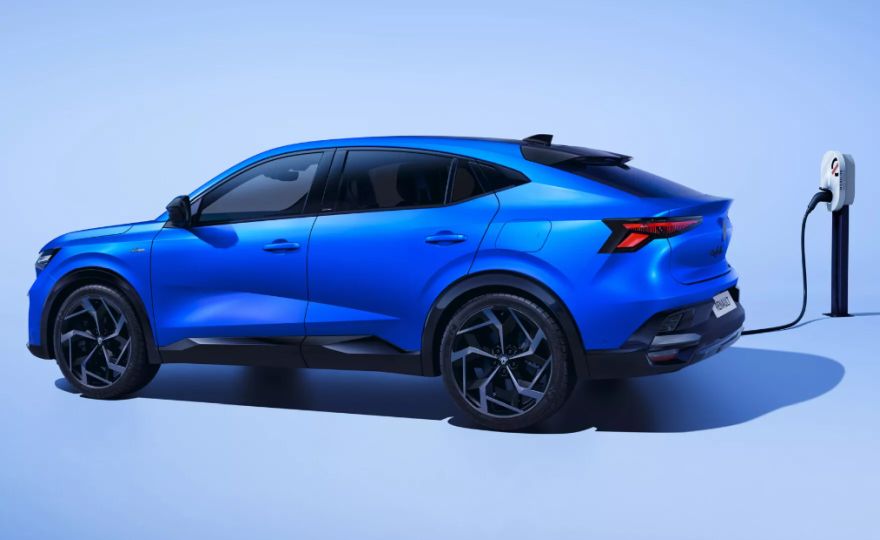 Renault ha presentato la versione ad alte prestazioni di Rafale, la E-Tech 4x4 da 300 cv che...