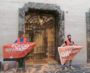 Blitz degli attivisti dell’Ultima Generazione in via Condotti a Roma