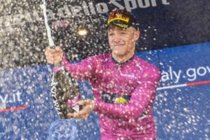 Jonathan Milan ha ottenuto la terza vittoria al Giro d'Italia 2024 durante la tredicesima tappa, la...