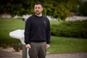 Handout - Il Presidente ucraino Volodymyr Zelenskyy durante una cerimonia per il 38° anniversario...