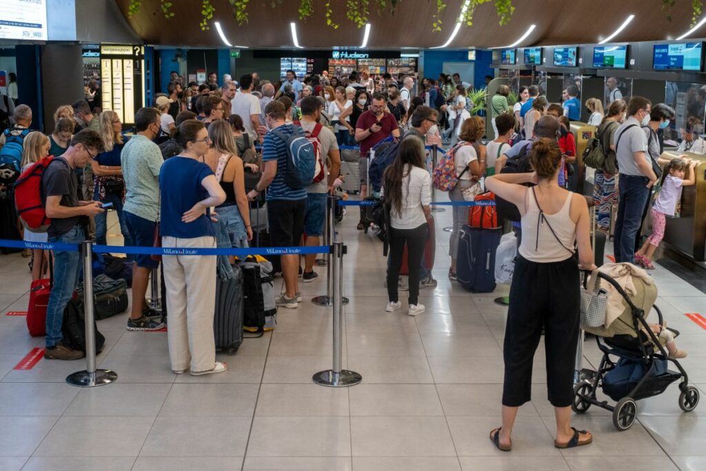 A Milano, nel primo sabato di agosto, l'aeroporto di Linate era affollato da una folla di passeggeri...