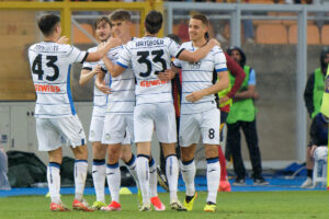 Charles De Ketelaere dell'Atalanta festeggia dopo aver segnato un gol con i suoi compagni di squadra...