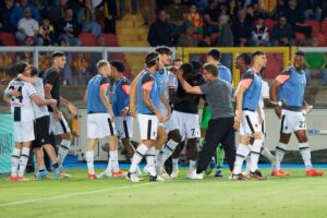 Lazar Samardzic dell'Udinese Calcio festeggia dopo aver segnato un gol con i compagni di squadra...