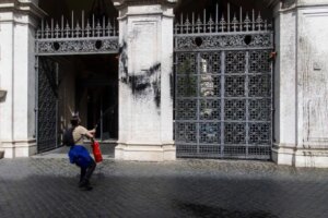 Attivisti ambientalisti a Roma vandalizzano il Ministero della Giustizia con carbone