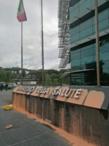 Entrata Ministero della Sanità imbrattata da attivisti ambientalisti a Roma