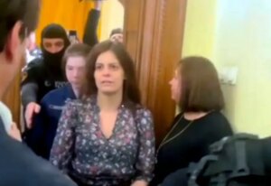 Ilaria Salis è stata trasferita ai domiciliari dopo il periodo in carcere