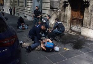 Attivisti della generazione attuale vandalizzano il Ministero del Lavoro con vernice nera