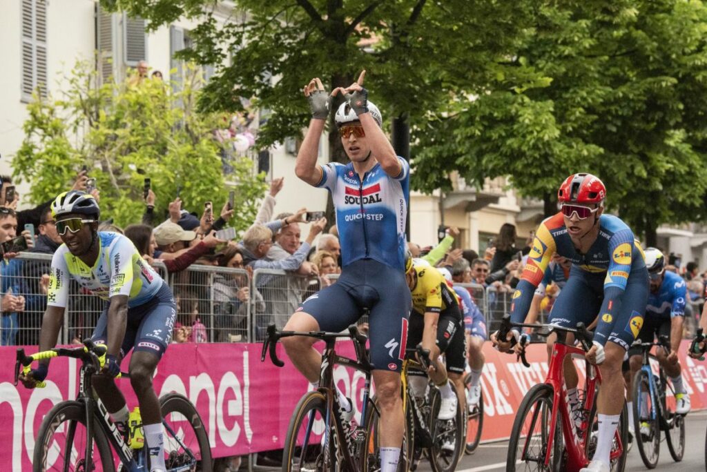Merlier vince in volata la 18ª tappa del Giro, anticipando il Milan