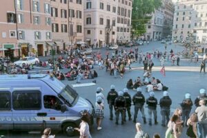 Flash mob di ultima generazione a Roma: piazza Barberini prende vita.