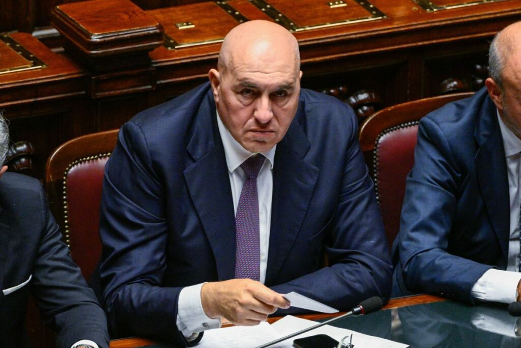 Guido Crosetto, Ministro della Difesa, ha presenziato durante la sessione alla Camera dei Deputati...