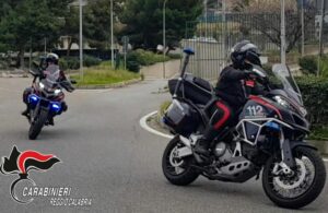 Tre arresti dopo l’aggressione omofoba di un adescatore online