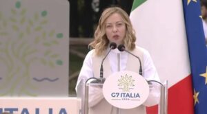 Meloni apre un nuovo centro sportivo a Caivano e critica le zone franche: ‘Lo Stato non le permetterà’