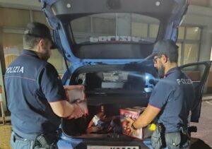 Poliziotti fermano festa a Catania a causa di fuochi d’artificio illegali e pericolosi