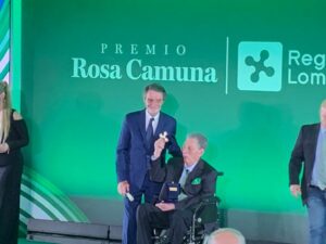 Umberto Bossi premiato con la Rosa Camuna in Lombardia